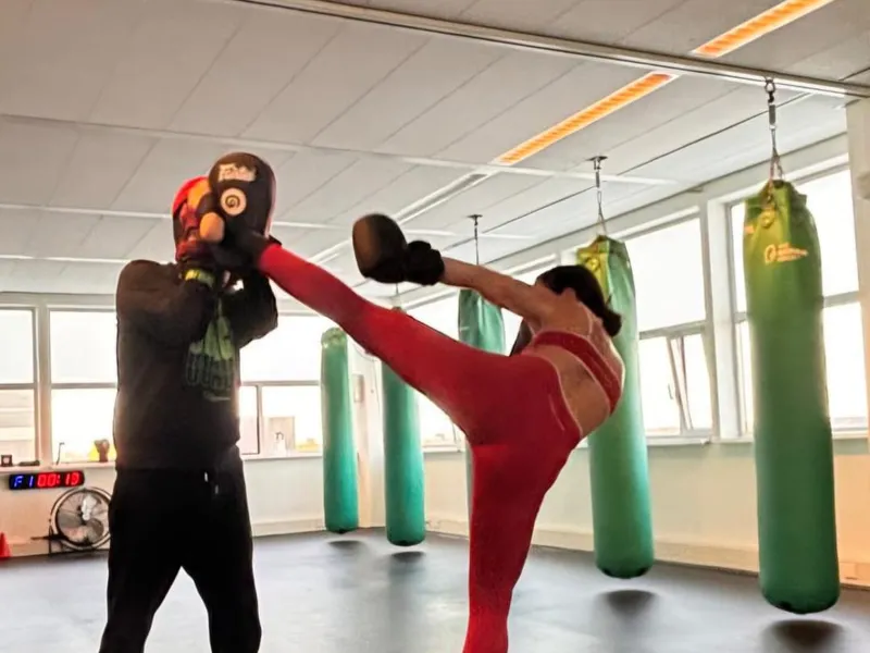 Gevorderde kickbokser na drie maanden training bij Donker Sport