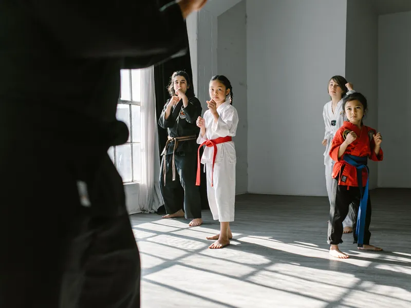 Beginner wordt begeleid door Mark tijdens de eerste kickbokstraining