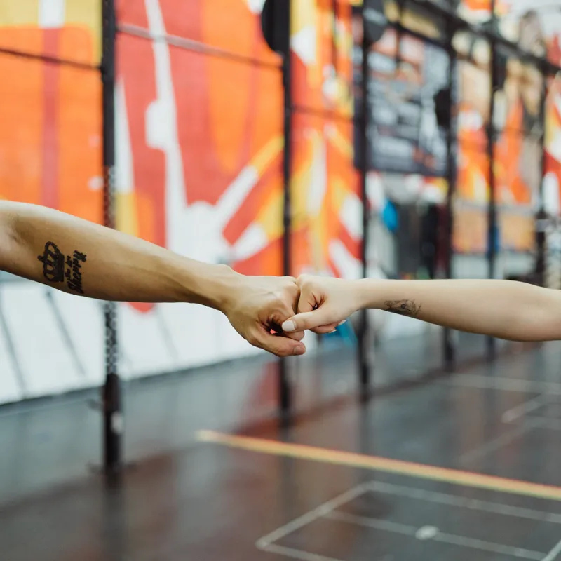 Groep sporters traint samen bij Donker Sport in een energieke sfeer